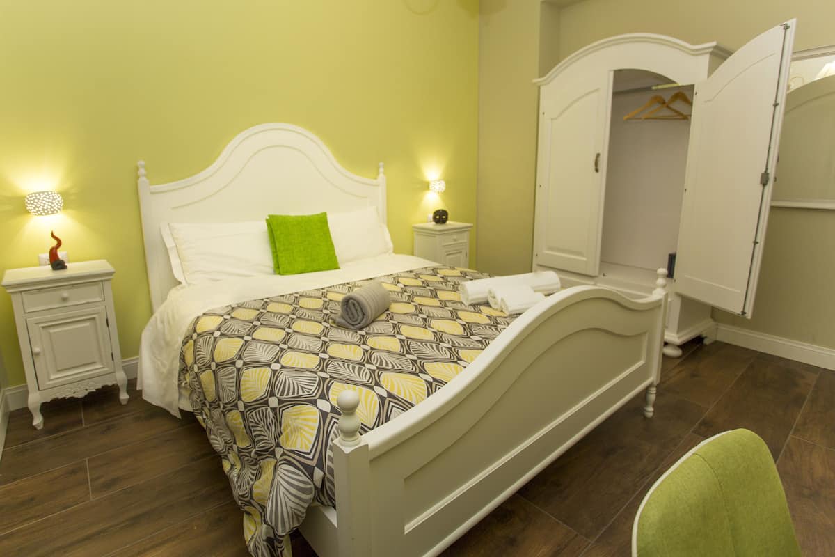 Camera Basic, 1 letto matrimoniale | Minibar, una cassaforte in camera, una scrivania, insonorizzazione