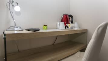 Chambre Double Standard, 1 grand lit | Coin séjour | Télévision à écran plat