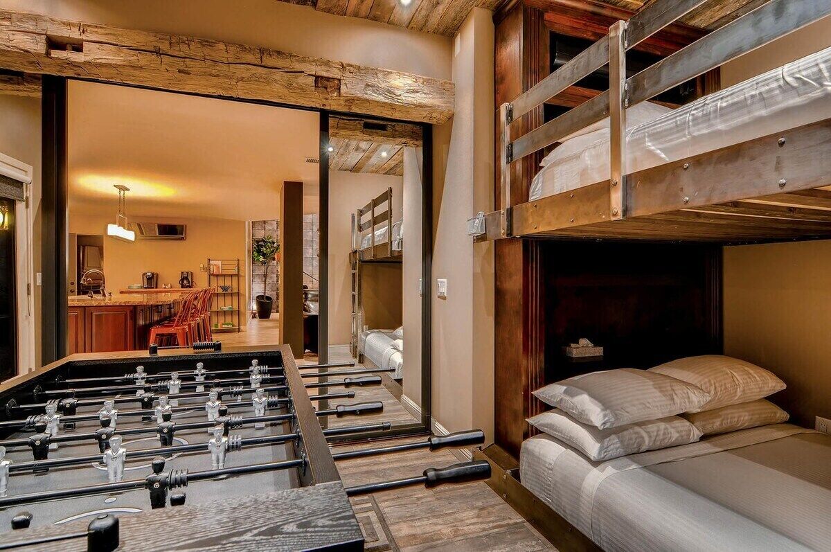 5 bedrooms, iron/ironing board, free WiFi, bed sheets