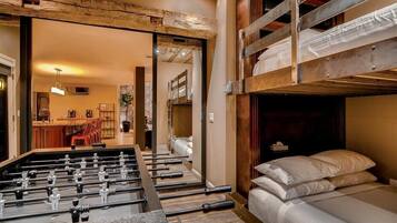 5 bedrooms, iron/ironing board, free WiFi, bed sheets