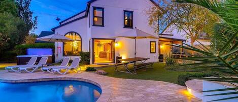 Een verwarmd zwembad