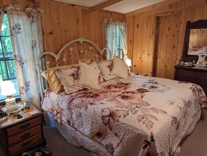 3 habitaciones, tabla de planchar con plancha y cuna de viaje