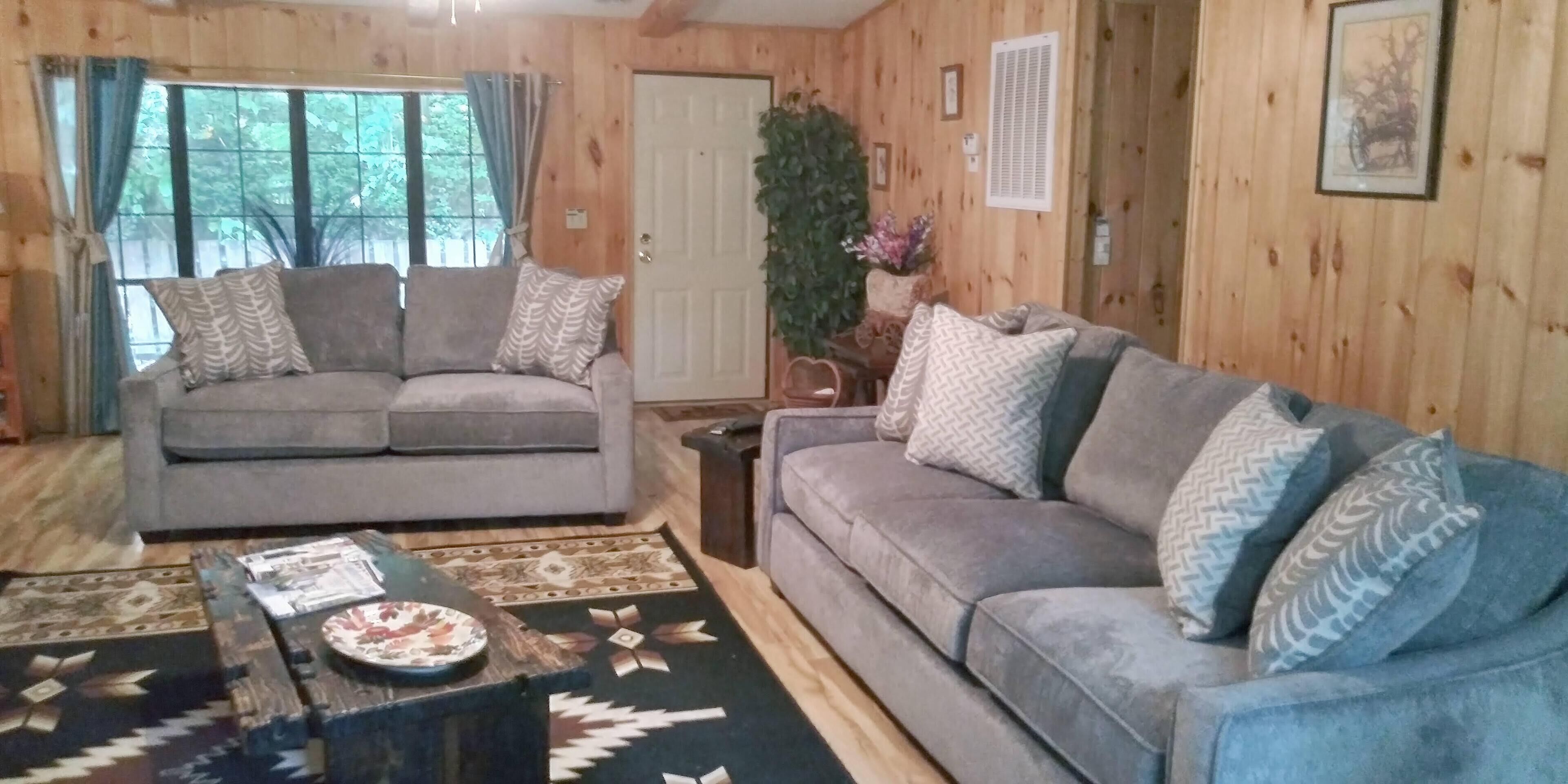 Een smart-tv, een open haard, een dvd-speler en boeken