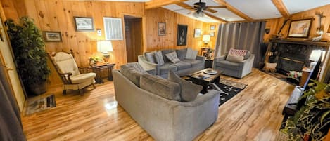 Smart-TV, Kamin, DVD-Player, Bücher