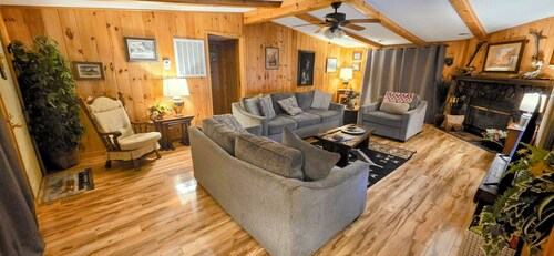 Secluded Cabin 3Bed/3Bath Max 6 people 2 King Masters,15 Minutes To Nashville