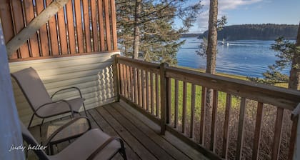 Kodiak Awesome View Vacation Rentals: The Captains Quarters