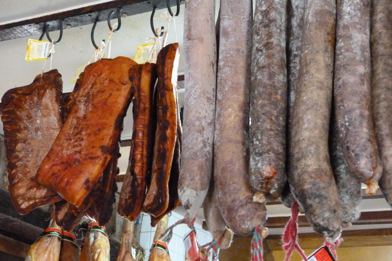 Diverses carns penjades per exhibir.