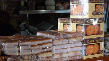 Een presentatie van verpakte 'Pantortillas' en 'Casa Vejo' producten in een winkel.