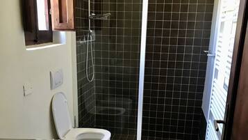 Classic Cottage, 2 Bedrooms | Bathroom | Hair dryer, towels