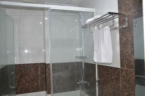 Standard Quadruple Room | Bathroom | Shower, free toiletries, hair dryer, slippers - Hotel HTP (Quy Nhon)