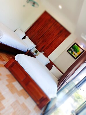 Standard fyrbäddsrum | Minibar, mörkläggningsgardiner, ljudisolering och gratis wi-fi