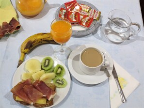 Desayuno buffet (EUR 5 por persona) 