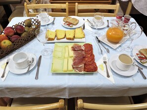 Desayuno buffet (EUR 5 por persona) 
