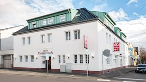 A white building with a green roof, labeled "Hotel Concordia." - Hotel Concordia (Euskirchen)