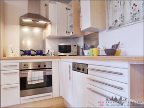 Comfort Apartment | Private kitchen | Fridge, microwave, oven, stovetop - P&O Apartments Podwale 2 (Warsaw)