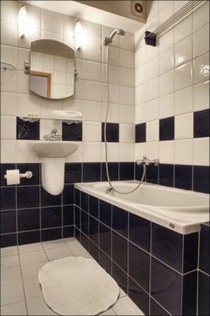 Comfort Apartment | Bathroom | Bathtub, free toiletries, towels - P&O Apartments Podwale 2 (Warsaw)