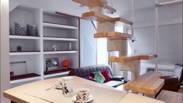Comfort-Apartment | Essbereich im Zimmer