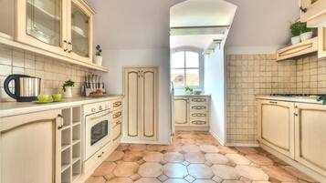 Kühlschrank, Mikrowelle, Herdplatte, Wasserkocher