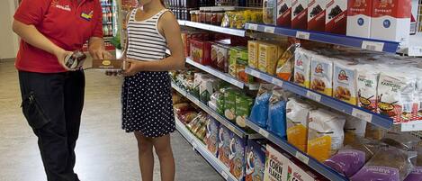 Un pasillo de un supermercado con diversos productos alimenticios en los estantes.
