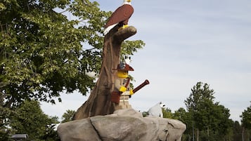 En klippeformation med en statue af en fugl, der sidder ovenpå.