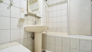 Comfort Double Room, 1 Double Bed, Non Smoking | Bathroom | Free toiletries, hair dryer, slippers, towels