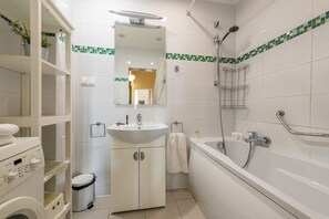 Comfort Apartment | Bathroom | Bathtub, free toiletries, towels, soap - P&O Apartments Podwale 4 (Warsaw)