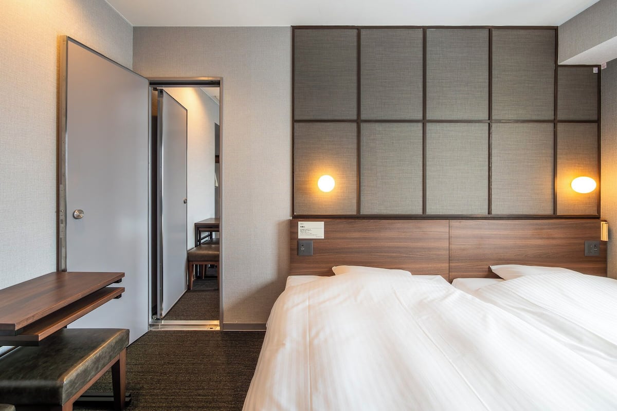 Habitación con 2 camas individuales, habitaciones conectadas | Escritorio, tabla de planchar con plancha, wifi gratis y ropa de cama