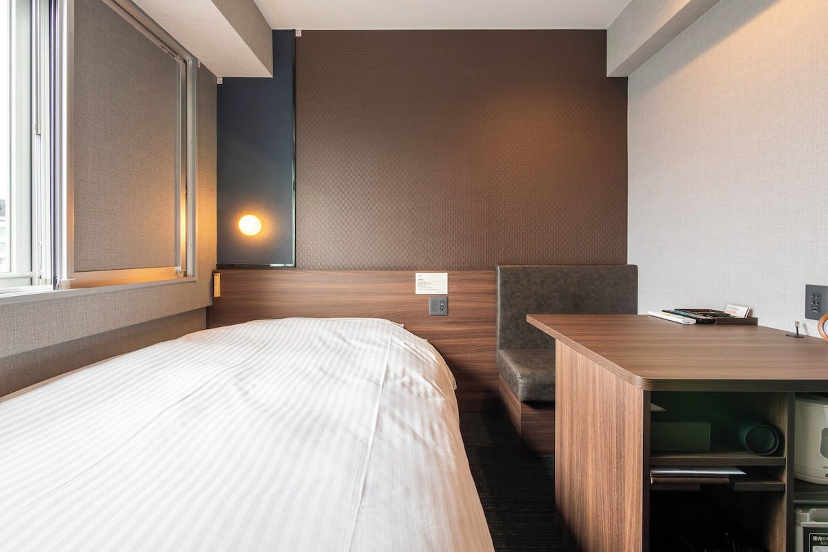 Habitación doble (Extra) | Escritorio, tabla de planchar con plancha, wifi gratis y ropa de cama