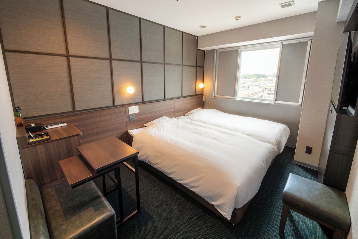 Habitación con 2 camas individuales (Hollywood) | Escritorio, tabla de planchar con plancha, wifi gratis y ropa de cama