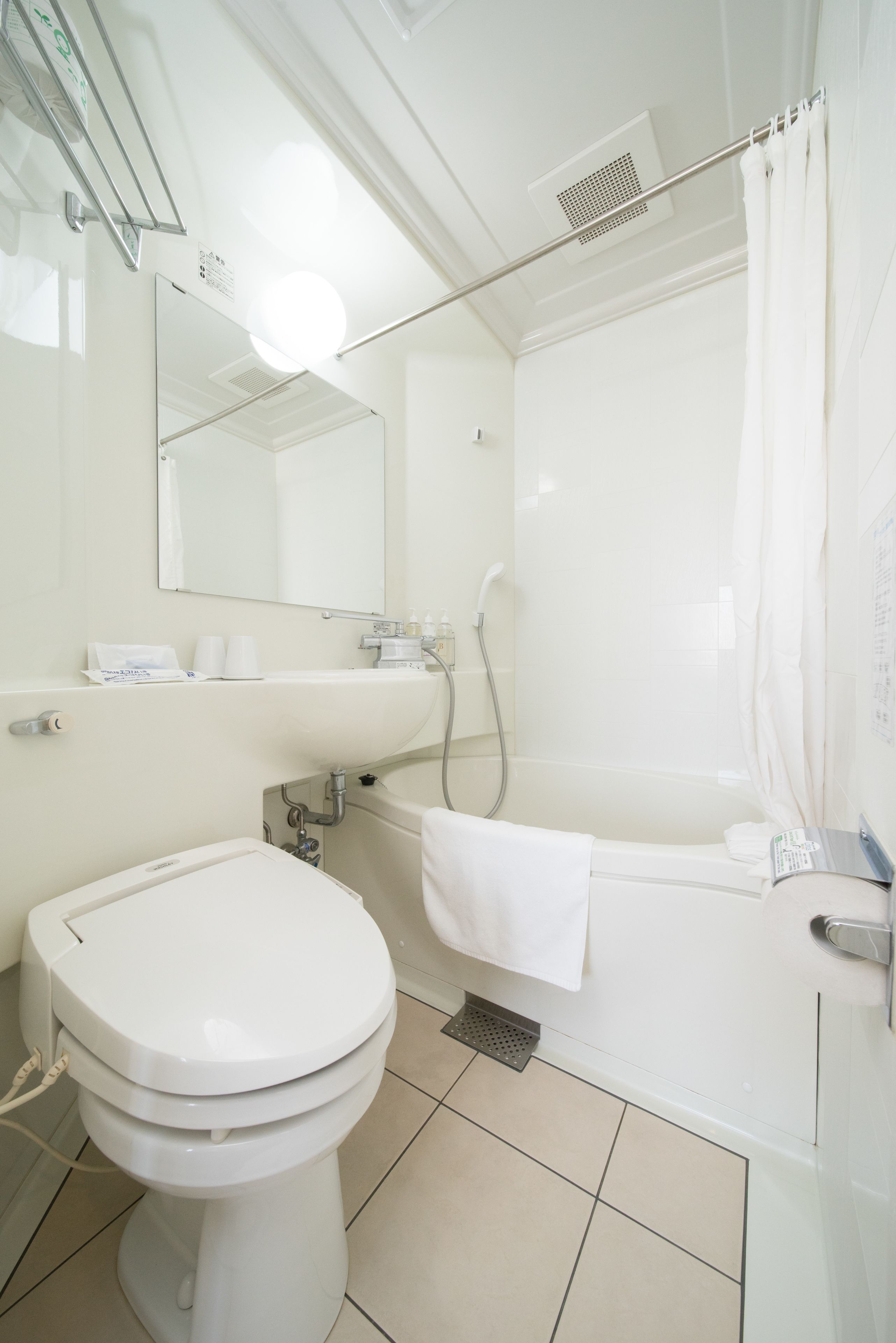 combined shower/bathtub, free toiletries, hair dryer, slippers