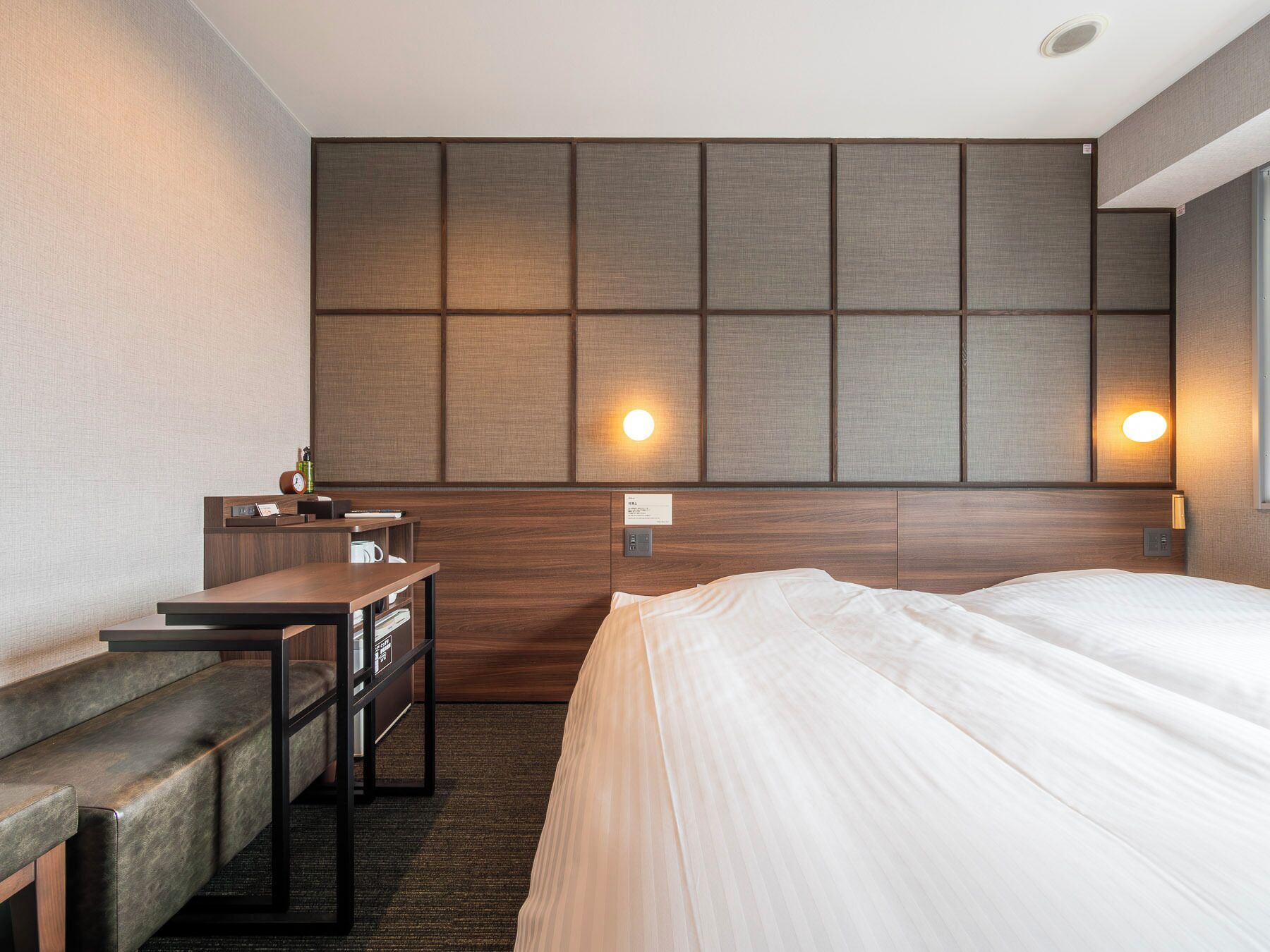 Hollywood Twin Room | Desk, iron/ironing board, free WiFi, bed sheets