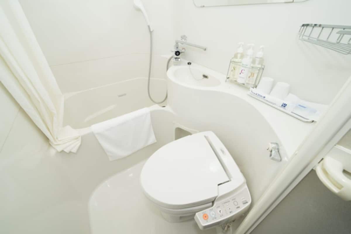 Tina con regadera, amenidades de baño gratuitas, secadora de cabello