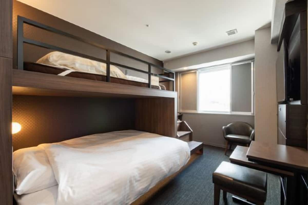 Een bureau, een strijkplank/strijkijzer, gratis wifi, beddengoed