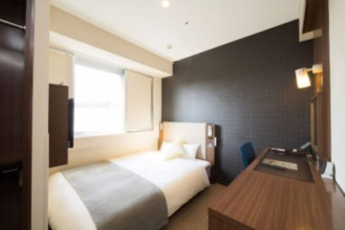 Skrivebord, strykejern/-brett, wi-fi (inkludert) og sengetøy