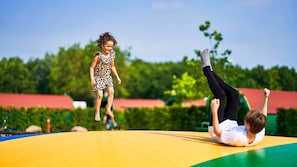Zona de juegos infantil al aire libre