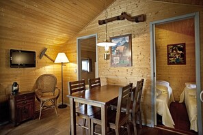 Wild West Cabin (Linen excluded) | 2 bedrooms, cribs/infant beds, free WiFi - LEGOLAND Wild West Cabins (Billund)