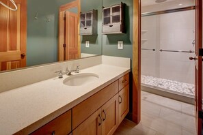 Dusche, Haartrockner, Seife, Shampoo