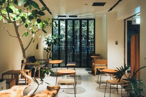Lobby sitting area - Meander Osaka (Osaka)