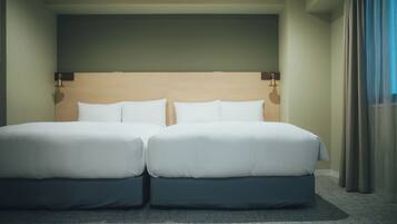 Una cama doble con cabecera de madera, alfombra gris y una ventana con cortinas.