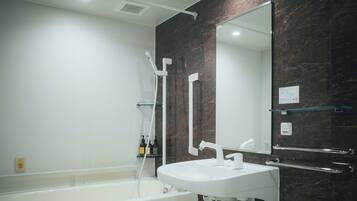 Familjerum | Badrum | Badkar/dusch, regndusch, gratis toalettartiklar och hårtork