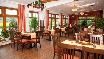 Breakfast and dinner served, German cuisine