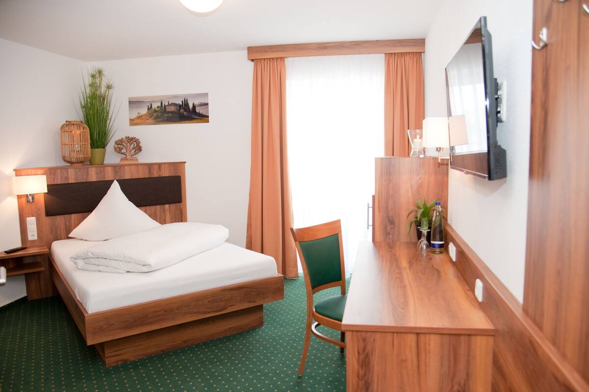 Eenpersoonskamer | Een kluis op de kamer, een bureau, een strijkplank/strijkijzer