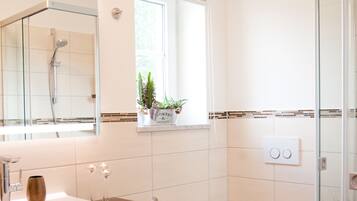 Shower, rainfall showerhead, free toiletries, hair dryer