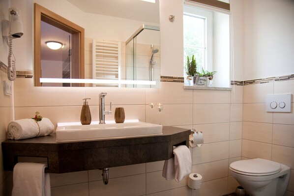 Habitación con 1 cama matrimonial o 2 individuales | Baño | Regadera, regadera tipo lluvia, amenidades de baño gratuitas
