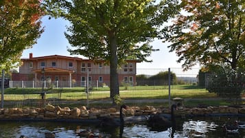 المنطقة المحيطة بالمنشأة