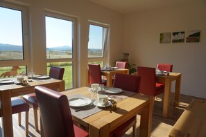 Petit déjeuner buffet (11 EUR par personne)