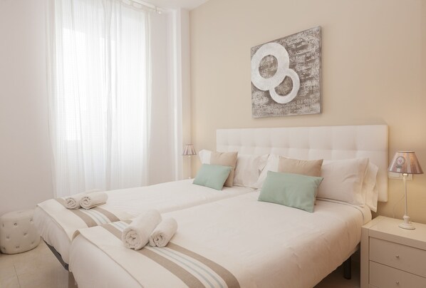 3 bedrooms, iron/ironing board, travel cot, free WiFi - 3 BEDROOM APARTMENT WITH SIDE balcony overlooking promenade and beach (Sitges)