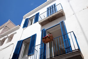 Exterior detail - 3 BEDROOM APARTMENT WITH SIDE balcony overlooking promenade and beach (Sitges)