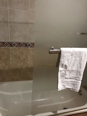 Shower, towels - Hotel Los Kekes (Coria)