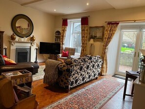 Télévision, cheminée, lecteur de DVD, livres